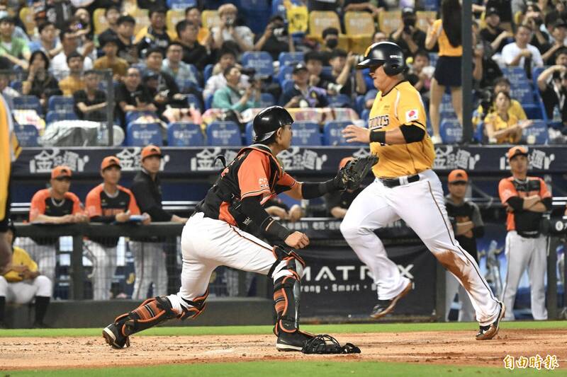 陳俊秀盜三壘，傳接球失誤下，跑回本壘得分。（記者廖耀東攝）