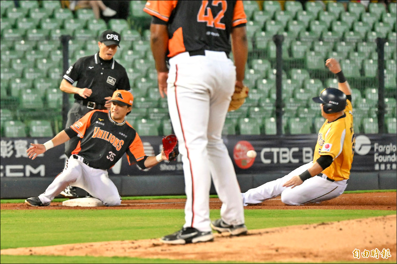 1局下兄弟陳俊秀（右）盜三壘，回本壘得分後，對獅隊三壘手潘傑楷守備方式表達不滿。（記者廖耀東攝）