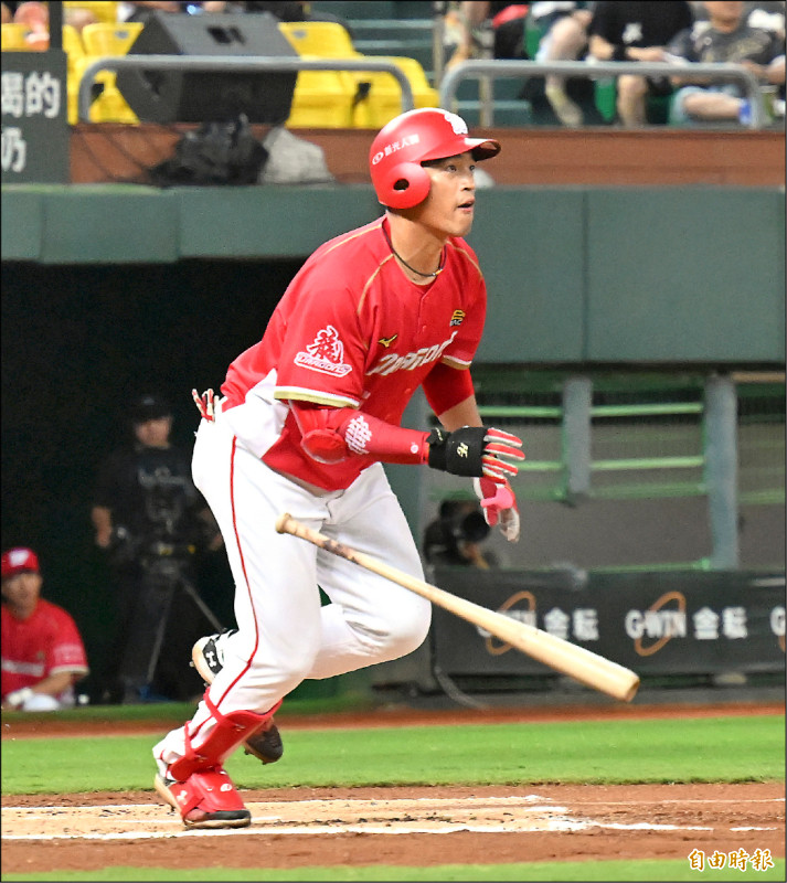 朱育賢單場雙安2打點，轉戰龍隊首獲單場MVP。
（記者李惠洲攝）