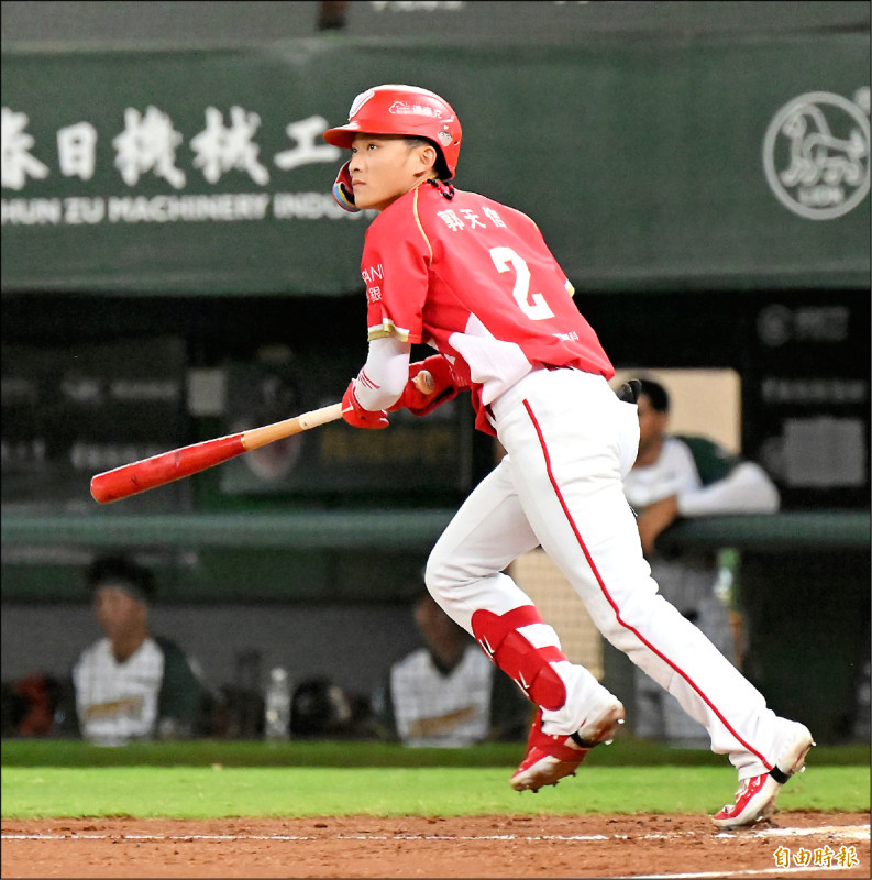 郭天信連5場敲安，繼續在打擊榜稱頭。
（記者李惠洲攝）
