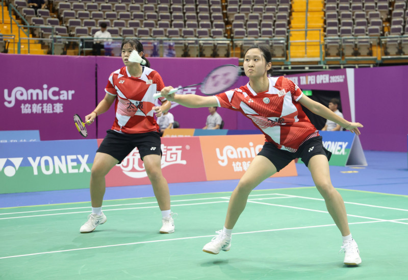 台灣新生代女雙孫亮晴（左）／陳妍妃在台北羽球公開賽，只花31分鐘打倒第2種子宋碩芸／余芊慧，晉級女雙8強，創下兩人參加台北賽的最佳成績。（羽球協會提供）