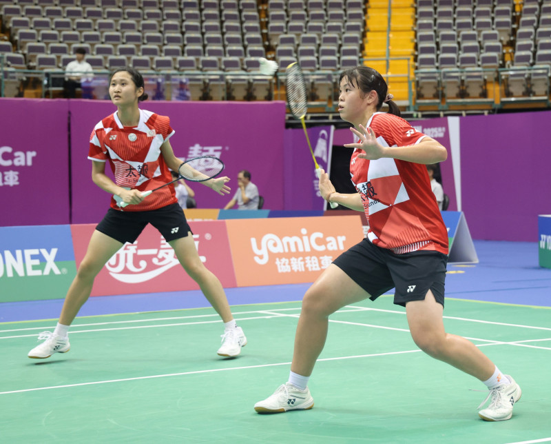 台灣新生代女雙孫亮晴（右）／陳妍妃在台北羽球公開賽，只花31分鐘打倒第2種子宋碩芸／余芊慧，晉級女雙8強，創下兩人參加台北賽的最佳成績。（羽球協會提供）