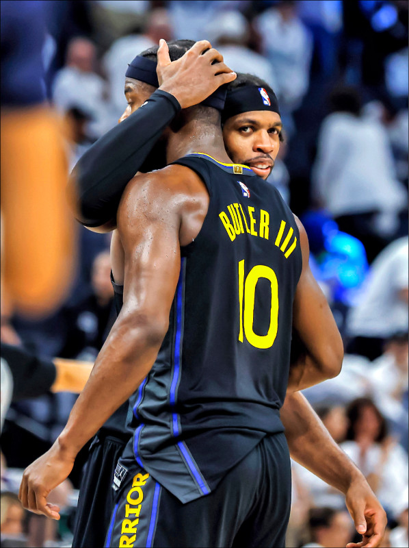 勇士巴特勒（前）、希爾德聯手擊敗灰狼，西部準決賽下剋上搶頭香。（美聯社）