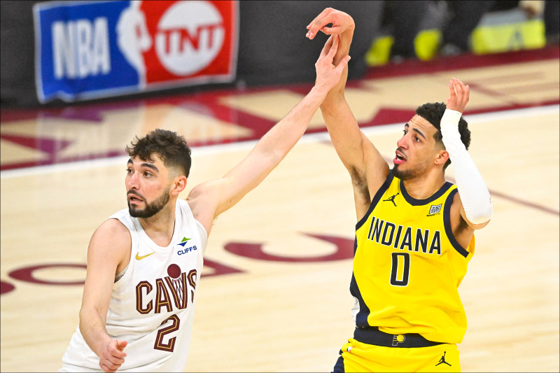 溜馬當家控衛哈里伯頓（右）昨在倒數1秒飆進逆轉三分彈，助隊險勝騎士。（路透）