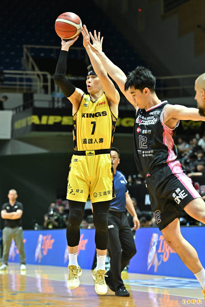 新北國王林書豪（左）三分出手。（記者陳志曲攝）