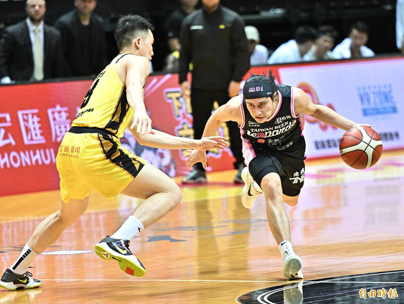 台啤永豐雲豹高錦瑋（中）。（記者陳志曲攝）