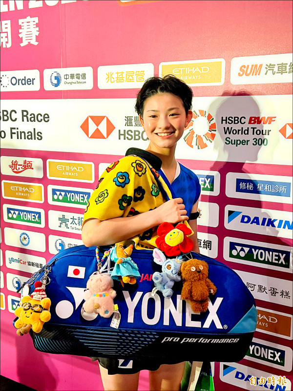 宮崎友花的球袋上有很多幸運娃娃。（記者林岳甫攝）