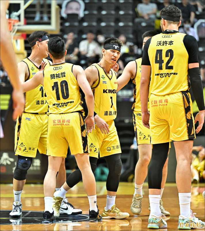 新北國王林書豪（中）帶領球隊拿下勝利，對戰雲豹2連勝。（記者陳志曲攝）