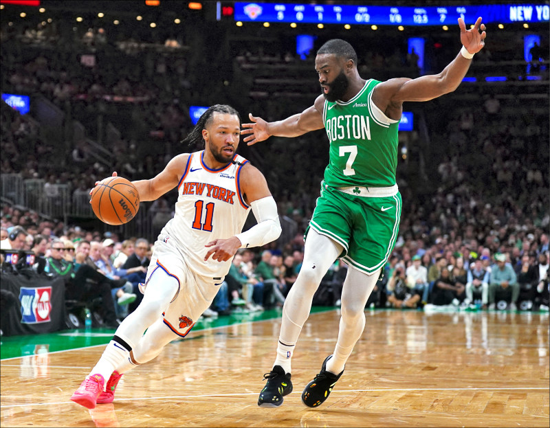 布朗森（左）最後12.1秒的致勝罰球，讓尼克隊再度獲勝。（路透）