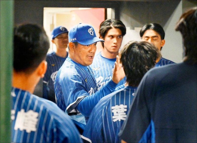 悍將從4月15日起至今戰績持續墊底，如何讓現有戰力轉化出最佳效益，是總教練陳金鋒（中）首要課題。（資料照）