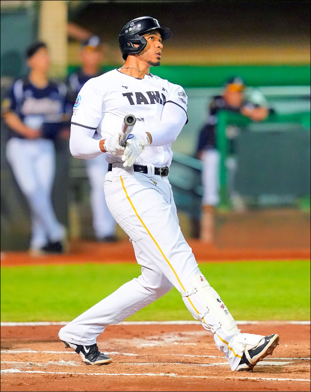 暫居全壘打王的雄鷹洋砲魔鷹透露，本季打擊姿勢與去年不同。（資料照）