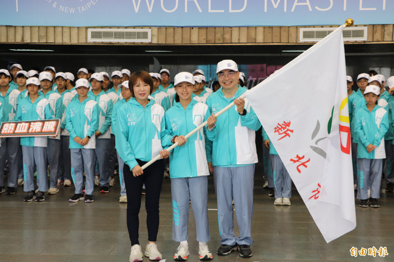 新北市體育局長洪玉玲（左）授旗給新北最速小學女選手葉又瑄（中）。（記者翁聿煌攝）