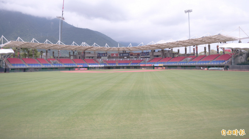 花蓮縣立棒球場獲中央補助1.1億元補助整修後，以全新風貌迎接職棒賽事。（記者游太郎攝）