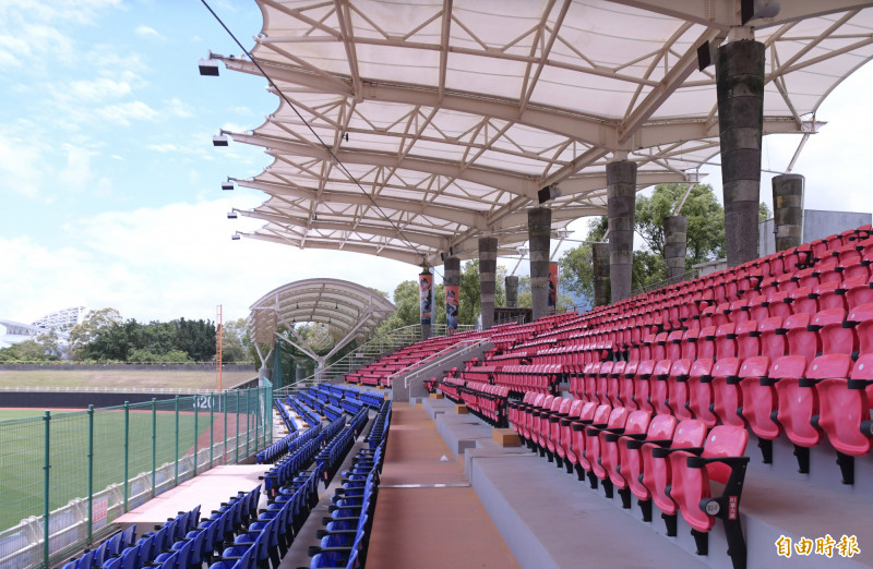 花蓮棒球場改善看臺上方薄膜等設施，讓球迷看球時更舒適。（記者游太郎攝）
