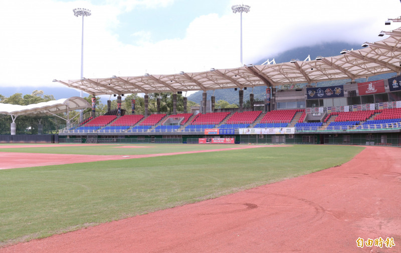 花蓮棒球場內野經修整後，看起來更為平整。（記者游太郎攝）