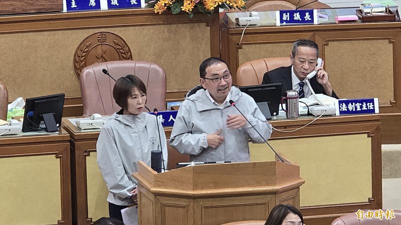 雙北世界壯年運動會即將在5月17日至30日登場，新北市長侯友宜今（9）日赴市議會針對世壯運整備進行專案報告，遭議員指出有多項缺失。（記者黃子暘攝）