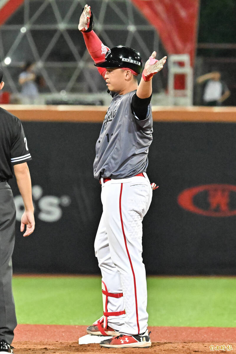 味全龍朱育賢敲出二壘安打，帶有一分打點。（記者陳志曲攝）