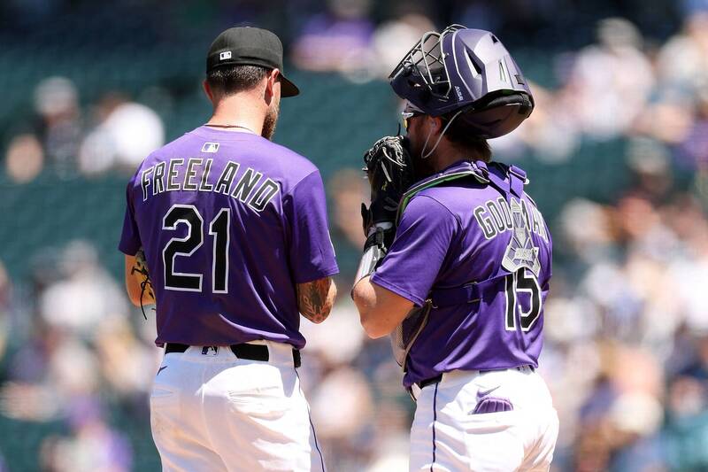 洛磯單日被開兩次「魯閣」，首戰先發投手弗里蘭（左）賽後還哽咽，希望球迷不要放棄他們。（法新社）