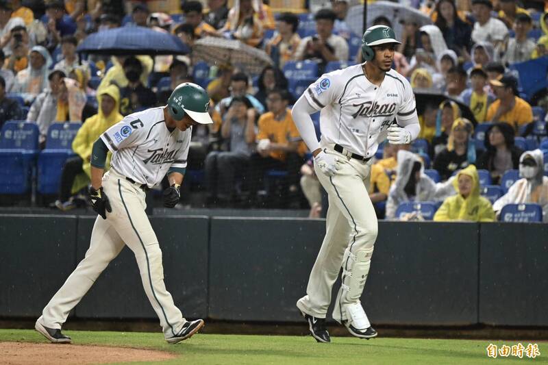 魔鷹逆轉2分砲。（記者廖耀東攝）