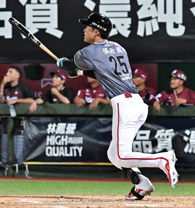 味全龍張政禹開轟。（記者陳志曲攝）
