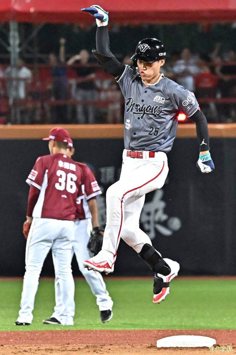 張政禹敲出陽春全壘打。（記者陳志曲攝）
