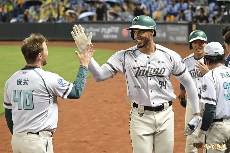 魔鷹逆轉2分砲。（記者廖耀東攝）