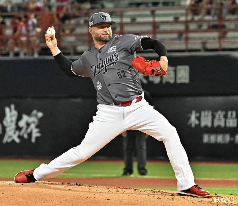 味全龍先發投手伍鐸。（記者陳志曲攝）