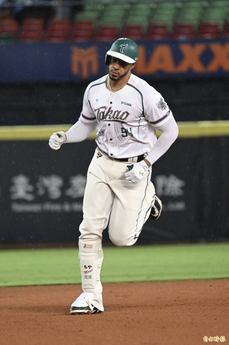 魔鷹逆轉2分砲。（記者廖耀東攝）