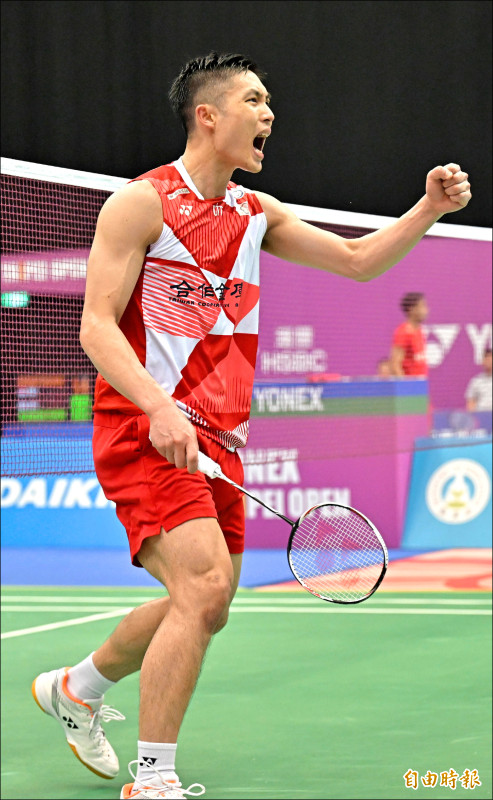 周天成逆轉17歲的印尼選手烏拜迪拉，晉級男單4強。（記者塗建榮攝）