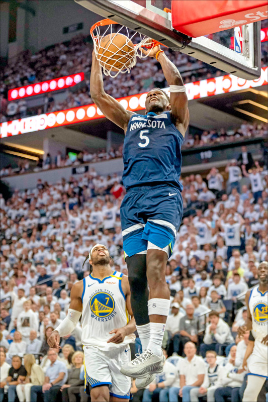 愛德華茲率灰狼擊退勇士，扳平戰局。（路透）