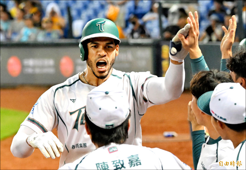 雄鷹洋砲魔鷹6局上驚天一擊逆轉兄弟，以9轟暫時獨居全壘打王。（記者廖耀東攝）