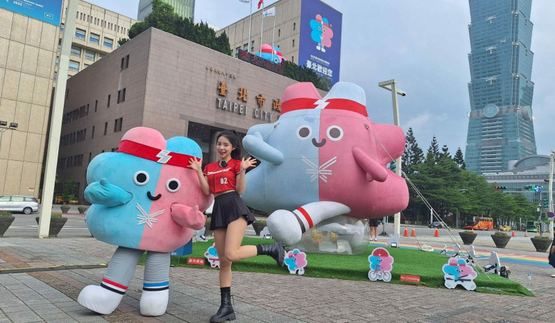 李多慧與世壯運吉祥物「壯寶」一同為賽會暖身造勢。（北市觀傳局提供）