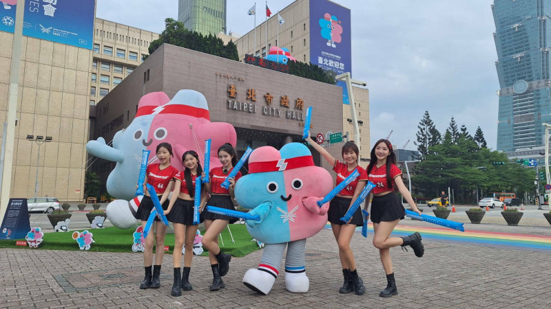 小龍女啦啦隊成員李多慧、小蛙、沛沛、馬妹、柳柳與賽會吉祥物「壯寶」共舞世壯運主題曲〈敬夢想〉，邀請民眾熱舞應援進場觀賽。（北市觀傳局提供）