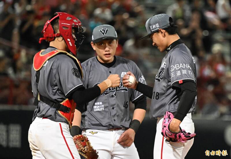 味全龍先發投手徐若熙投完第一百球後退場。（記者林正堃攝）