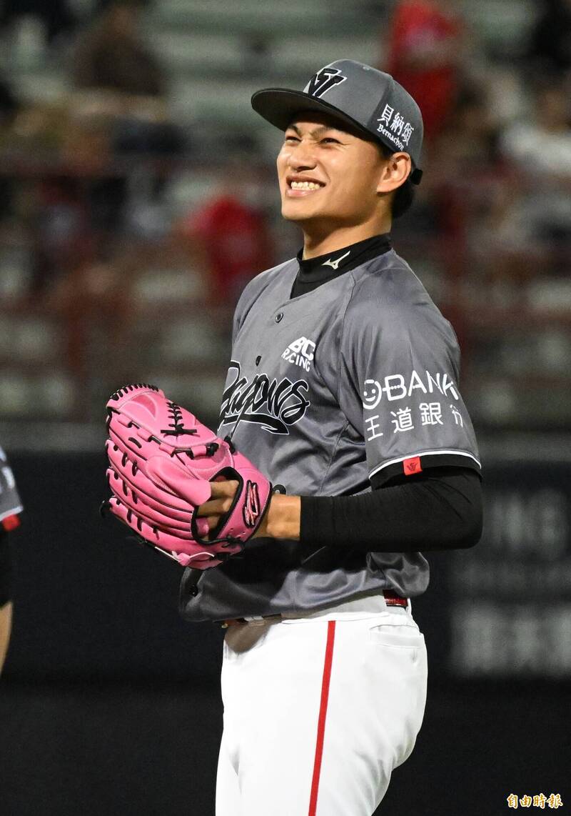 味全龍先發投手徐若熙投完第一百球後退場。（記者林正堃攝）