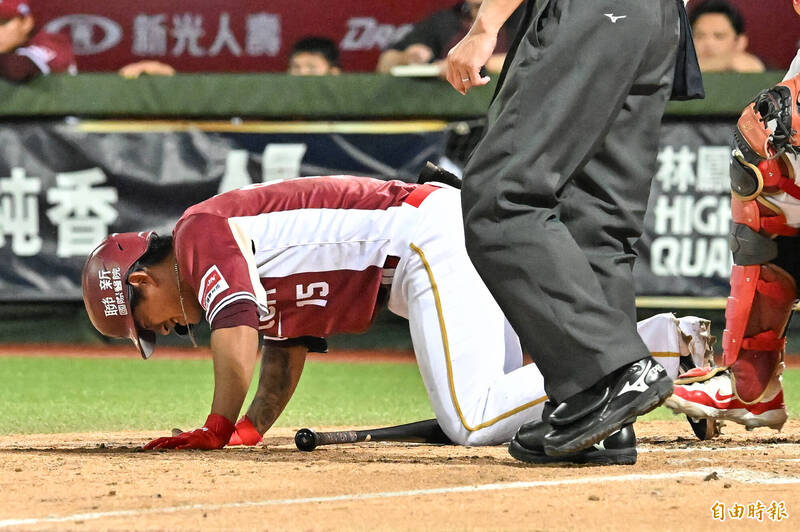 樂天桃猿林子偉遭觸身球擊中。（資料照，記者陳志曲攝）