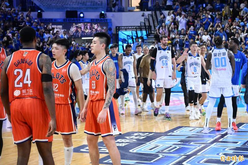 領航猿輸球。（記者陳逸寬攝）