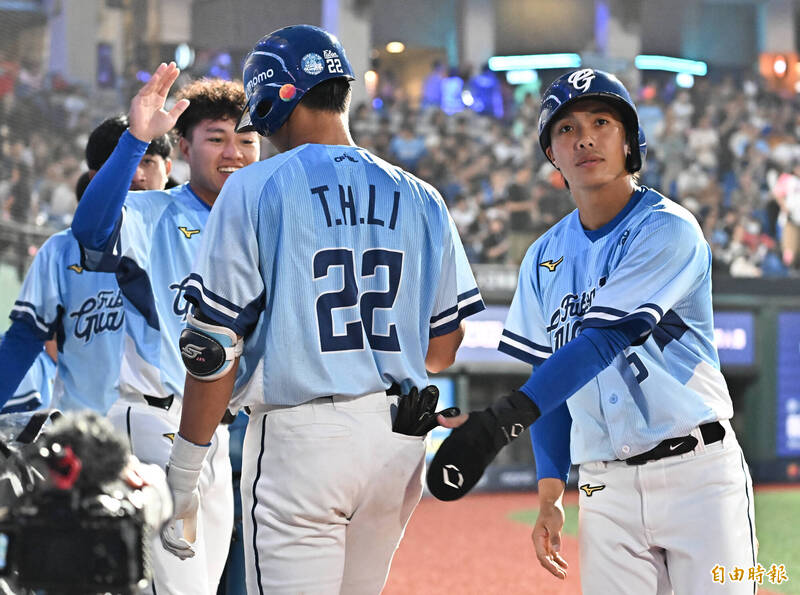 富邦悍將葉子霆（右）。（資料照，記者陳志曲攝）