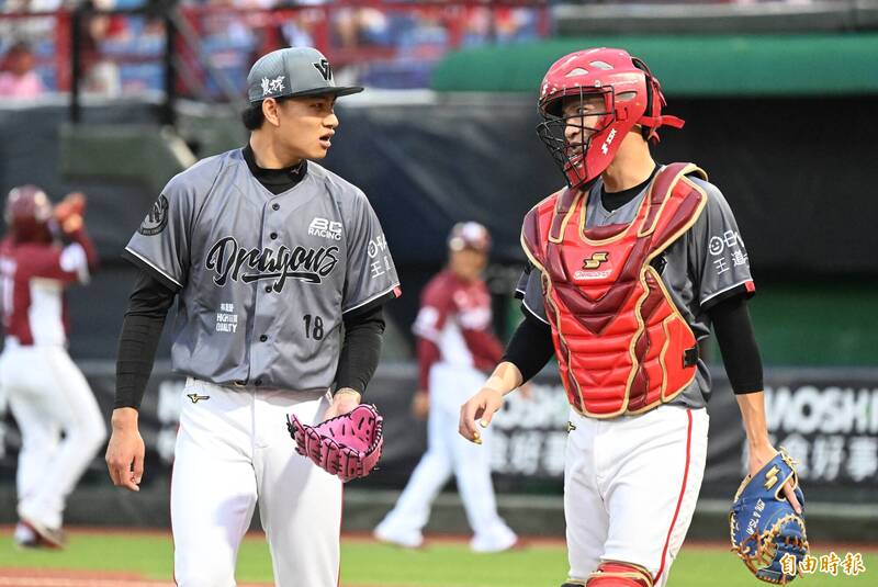 徐若熙搭配23歲捕手林辰勳。（記者林正堃攝）