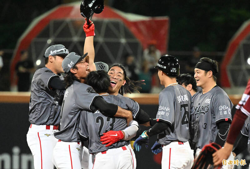 吉力吉撈‧鞏冠敲出再見安打。（記者林正堃攝）
