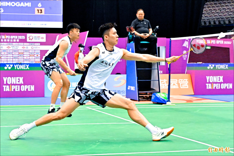 「麟榤配」王齊麟（後）與邱相榤4連勝，挺進男雙爭霸戰。（記者陳志曲攝）