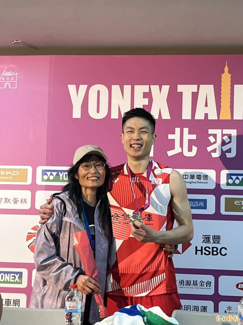 周天成和媽媽一同出席賽後記者會。（記者粘藐云攝）