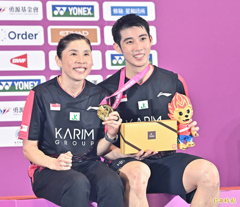 新加坡選手駱建佑拿下2025台北羽球公開賽男單冠軍，與教練開心合影。（記者陳志曲攝）