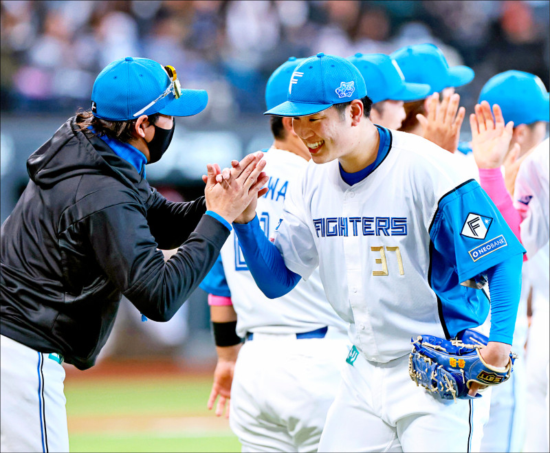 日職火腿監督新庄剛志（左）賽後向古林道賀。（北海道新聞提供）