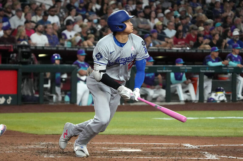大谷翔平也美國11日母親節出賽時，拎著一根粉紅色球棒、穿上粉紅色腰帶出賽，並敲出雙安演出。（路透）