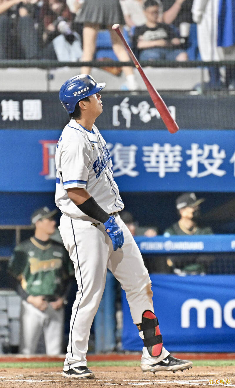 高國麟開轟。（記者塗建榮攝）