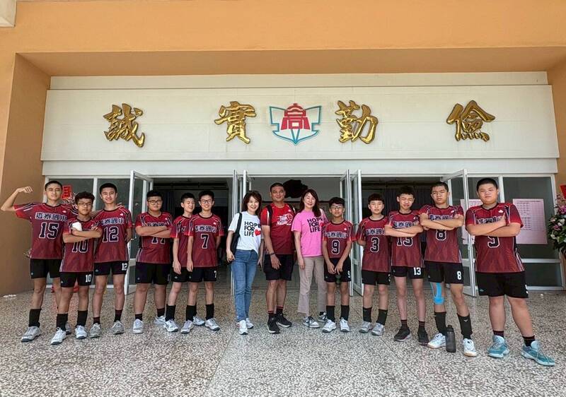 心希望人文教育關懷協會路永佳理事長與麥寮國小教練及全體隊員合影。（心希望人文教育關懷協會提供）