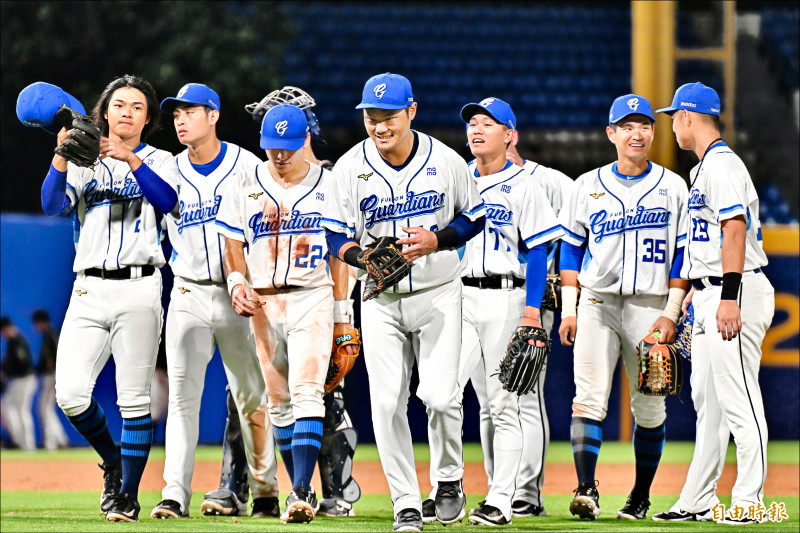 富邦一度被台鋼追平，最後以5：3奪勝，中止6連敗及主場7連敗。（記者塗建榮攝）