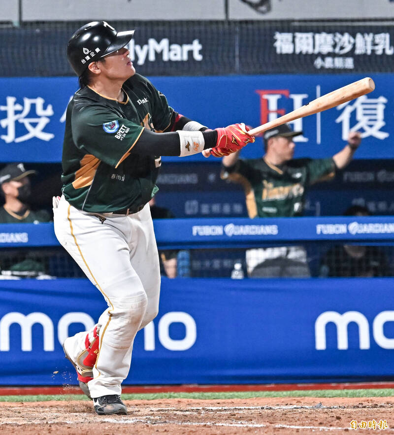 台鋼雄鷹張肇元敲出陽春全壘打。（記者陳志曲攝）