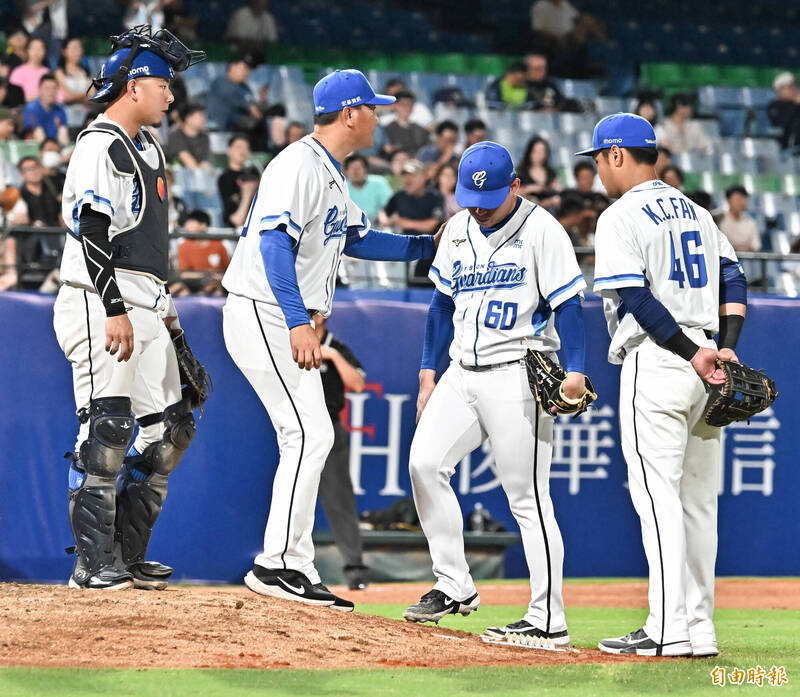 富邦悍將曾峻岳。（記者陳志曲攝）